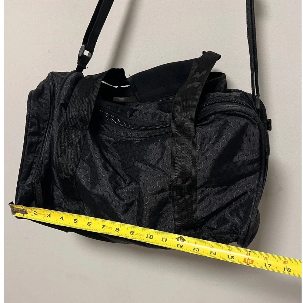 Under Armour Duffel Bag Unisex Small Black Pre-owned Honeycomb Ripstop Gym Bag